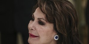 Γιάννα Αγγελοπούλου μπλε σκουλαρίκι