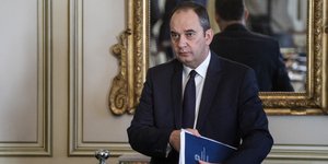 Ο Γιάννης Πλακιωτάκης κρατά φάκελο