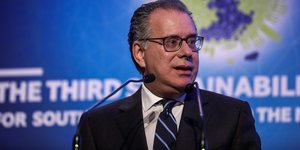 Γιώργος Κουμουτσάκος ομιλία με ριγε γραβάτα 