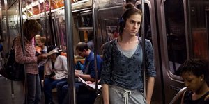 Γυναίκα με ακουστικά στο τρένο