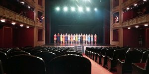 Οι διαγωνιζόμενες του GNTM στο θέατρο Πειραιά
