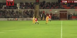 Σκόραρε με κεφαλιά... πίσω από τη σέντρα [βίντεο]