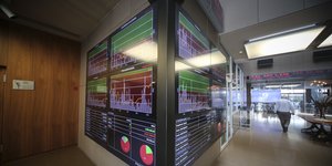 Γωνία με οθόνες στο Χρηματιστήριο