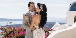 Ο Δρ. Πολ Νασίφ με την σύζυγό του Μπρίτανι Πατάκος στον γάμο τους στην Σαντορίνη