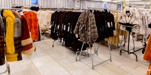γουνες σε κρεμάστρες