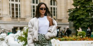 γυναίκα με μπουφάν γυαλιά και μποτάκια στην εβδομάδα μόδας