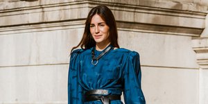 γυναίκα με vintage λεπτομέρεια στο τοπ στην εβδομάδα μόδας