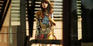 Γυναίκα με φόρεμα με prints από τα Zara