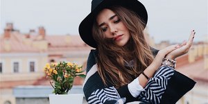 Γυναίκα single με καπέλο σε τραπέζι