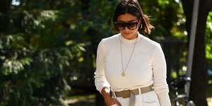 γυναίκα περπατά με μπλούζα και γυαλια