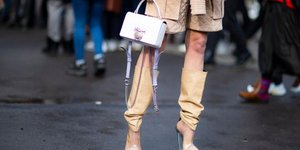 Γυναίκα με μπεζ ψηλές μπότες στο δρόμο 