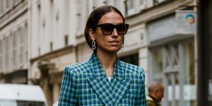 γυναίκα με παλτό και φόρεμα στην εβδομάδα μόδας