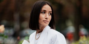 γυναίκα με παντελόνι και σακάκι στην Εβδομάδα Μόδας