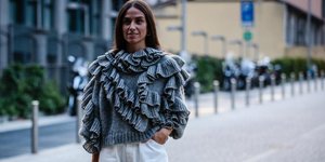 Μοντέλο με πουλόβερ στο δρόμο