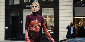 γυναίκα περπατά με μπλούζα και φούστα