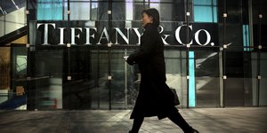Γυναίκα μπροστά από το Tiffany