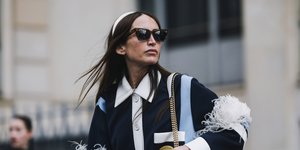 γυναίκα με γυαλιά περπατά στην εβδομάδα μόδας