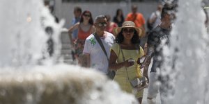 Γυναίκα κοιτάζει προς συντριβάνι