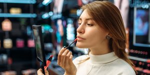 Γυναίκα βάφει τα χείλη της