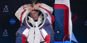 Γυναίκα βάζει στολή της ΝΑSA