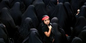 Γυναίκες και κοριτσάκι με μπούρκα στο Ιράν