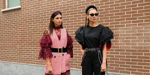 γυναίκες με ζώνη στην Εβδομάδα Μόδας