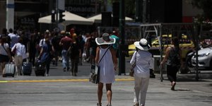 Γυναίκες περπατάνε