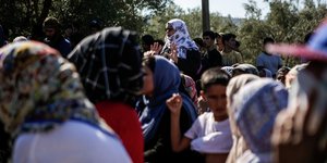 Γυναίκες πρόσφυγες με μαντίλες