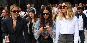 Τρεις γυναίκες με κλασικά χρώματα στην Εβδομάδα Μόδας