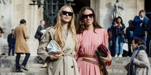 Ξανθιά γυναίκα, μελαχρινή γυναίκα χαμογελούν στην Εβδομάδα Μόδας 