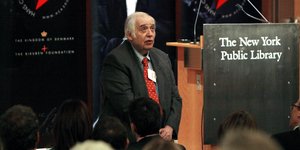 Χάρολντ Μπλουμ με κόκκινη γραβάτα 