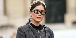 Μελαχρινή γυναίκα με στέκα στα μαλλιά