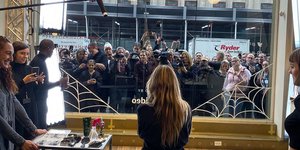 Η Χάιντι Κλουμ σε κατάστημα στο Μανχάταν, μεταμφιέζεται για το Halloween