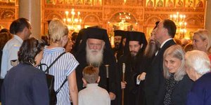 Ο Αρχιεπίσκοπος Ιερώνυμος με πιστούς