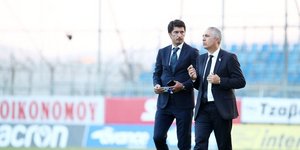 Ιλια Ιβιτς και Νίκος Κωστένογλου περπατούν στον αγωνιστικό χώρο