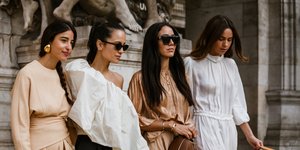 γυναικες με φορεματα και γυαλια περπατανε