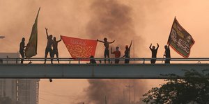 Σφοδρές συγκρούσεις με τις δυνάμεις επιβολής της τάξεις στο Ιράκ
