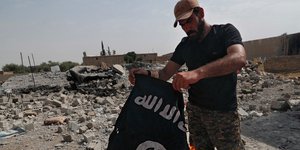Ανδρας με τη σημαία του Ισλαμικού Κράτους