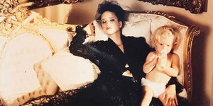 Η Ιβάνκα Τραμπ με την αδερφή της Τίφανι ως μωρό στην αγκαλιά της