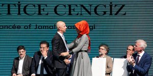 Ο Τζεφ Μπέζος αγκαλιάζει την αρραβωνιαστικιά του Τζαμάλ Κασόγκι στην Κωνσταντινούπολη