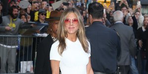 Η Τζένιφερ Άνιστον με λευκό φόρεμα