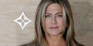 Κοντινό στην Τζένιφερ Άνιστον με μαύρο σακάκι