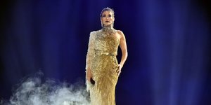 H Tζένιφερ Λόπεζ με ολόχρυσο φόρεμα στη σκηνή 