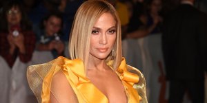 Η Τζένιφερ Λόπεζ με κίτρινη τουαλέτα