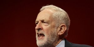 Ο Τζέρεμι Κόρμπιν εκνευρισμένος με κοστούμι και μπορντό γραβάτα