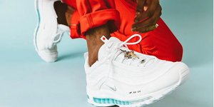 Τα Jesus Shoes με αγιασμό από τον Ιορδάνη ποταμό