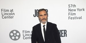 Ο Χοακίν Φοίνιξ με μαύρο κοστούμι, λευκό πουκάμισο και μαύρη γραβάτα