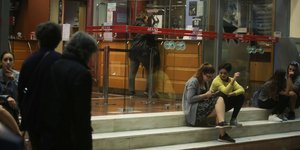 Κόσμος έξω από το κινηματογράφο στην Κυψέλη μετά τους ελέγχους της ΕΛ.ΑΣ