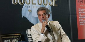 Ο Χοσέ Χοσέ μιλάει σε δημοσιογράφους