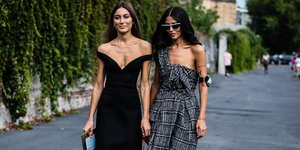 γυναίκες περπατούν με φορέματα στην εβδομάδα μόδας